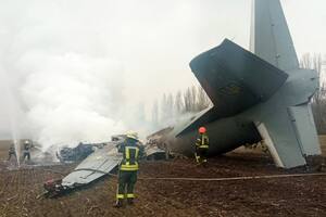 TOPSHOT - Emergencies personnel work at the crash site of a Ukrainian military plane south of Kyiv on February 24, 2022. - A Ukrainian military plane with 14 people aboard crashed south of Kyiv on Thursday, the emergencies service said. The service said it was "still determining how many people died." The incident occurred about 20 kilometres (12 miles) south of Kyiv, amid reports of several locations around the city coming under attack. Russian President launched a full-scale invasion of Ukraine on February 24, 2022, killing dozens and forcing hundreds to flee for their lives in the pro-Western neighbour. (Photo by Handout / UKRAINE EMERGENCY MINISTRY PRESS SERVICE / AFP) / RESTRICTED TO EDITORIAL USE - MANDATORY CREDIT "AFP PHOTO / Ukraine Emergency Ministry press service / handout" - NO MARKETING - NO ADVERTISING CAMPAIGNS - DISTRIBUTED AS A SERVICE TO CLIENTS