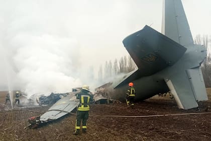 Un avión militar ucraniano con 14 personas a bordo se estrelló el jueves al sur de Kiev
