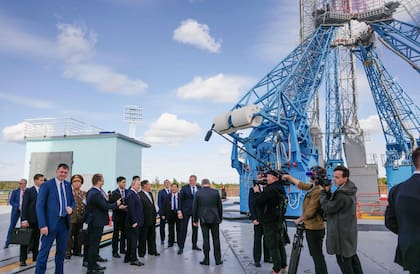 TOPSHOT - En esta foto de grupo distribuida por la agencia Sputnik, el presidente de Rusia, Vladímir Putin (centro izq.), y el líder de Corea del Norte, Kim Jong Un (centro der.), visitan el cosmódromo de Vostochni, en la región de Amur, el 13 de septiembre de 2023. (Foto de Mikhail Metzel / POOL / AFP)