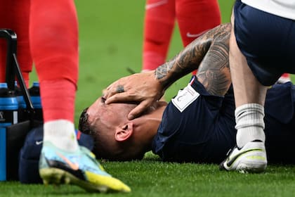 Lo único malo para Francia: Lucas Hernández habría sufrido una grave lesión en una rodilla.