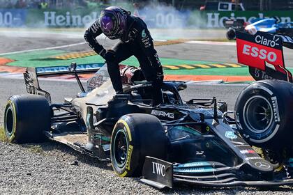 TOPSHOT - Mercedes' British driver Lewis Hamilton gets out of his car following a collision with Red Bull's Dutch driver Max Verstappen (unseen) during the Italian Formula One Grand Prix at the Autodromo Nazionale circuit in Monza, on September 12, 2021. (Photo by ANDREJ ISAKOVIC / AFP)