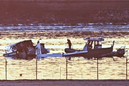 Accidente aéreo en el Río Potomac, Washington, Estados Unidos. Un avión de pasajeros de American Airlines chocó con un helicóptero militar.