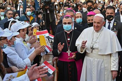 El papa Francisco saludó a fieles y seguidores a su llegada a la Catedral caldea de San José