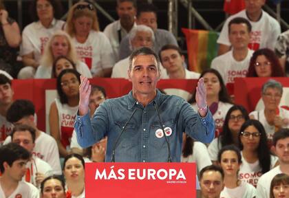 TOPSHOT - Spain's Prime minister Pedro Sanchez gestures as he speaks during an electoral campaign rally ahead of European Parliament elections in Fuenlabrada, in the outskirts of Madrid, on June 7, 2024. The writing reads "More Europe'. (Photo by Pierre-Philippe MARCOU / AFP)