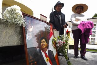 Seguidores de Alan García lo homenajean en el cementerio de Huancayo, a 350 kilómetros de Lima