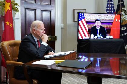 El presidente Biden y Xi Jinping durante una reunión virtual el año pasado 