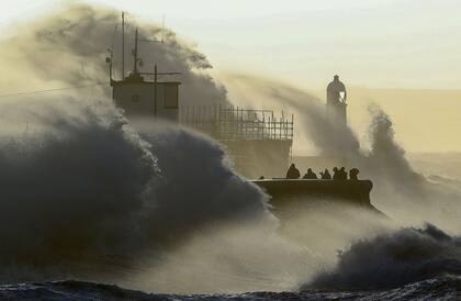 TOPSHOT -Violento oleaje generado por la tormenta Eunice al sur de Gales. (Photo by Geoff Caddick / AFP)
