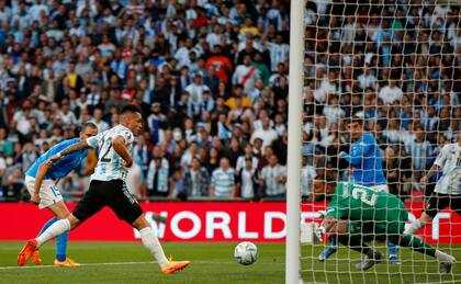 Toque y gol: Lautaro Martínez no falla después de la jugada de Lionel Messi y la Argentina domina en la Finalissima