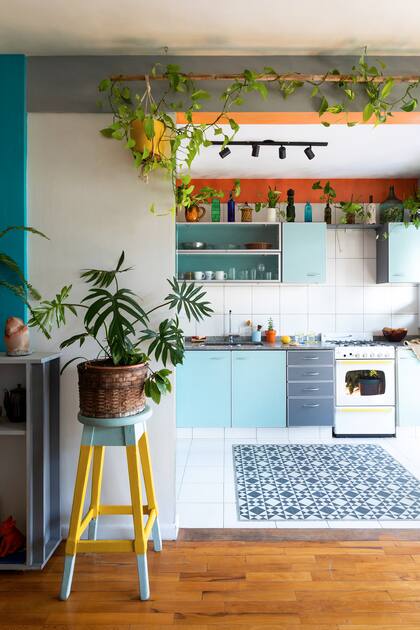 Toques de amarillo, en el banquito y en las manijas del horno, suficientes para conectar los dos sectores