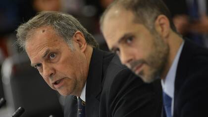 Torcuato Alfredo Sozio, de la Asociación por los Derechos Civiles y Álvaro Herrero, de Poder Ciudadano, durante la audiencia