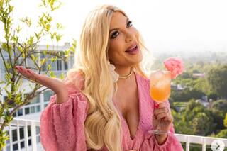 Tori Spelling contó que no bebe agua ni ningún líquido que le sirvan por miedo a que la envenenen