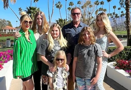 Tori junto a sus cinco hijos y su exmarido, Dean McDermott