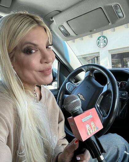 Tori Spelling durante la grabación de "9021OMG Podcast”