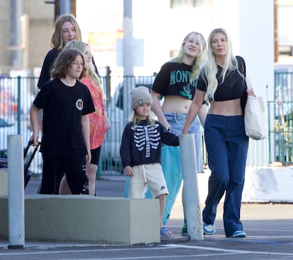 Tori Spelling junto a sus hijos, tiempo atrás