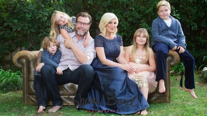 Tori Spelling y Dean McDermott, junto a sus hijos