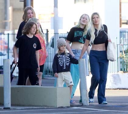 Tori Spelling y sus cinco hijos hace unos días