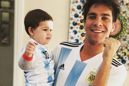Incentivado por su tío Bautista Lena, Toribio -el bebé de 1 año y 10 meses de Juana Repetto- también alienta en cada partido al equipo argentino con la camiseta albiceleste.