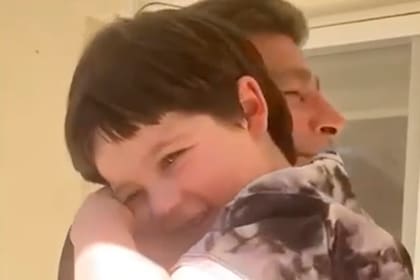 Toribio abrazando a su abuelo, Nicolás Repetto