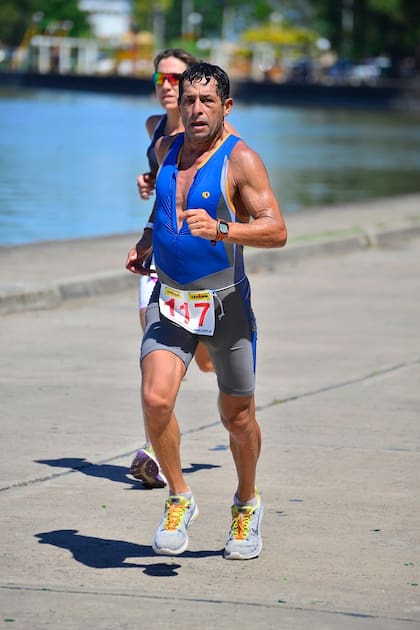 Toribio, en uno de los tramos del triatlón de Chascomús 2014