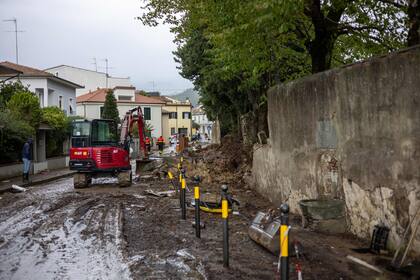 Una topoadora limpia las calles de Montemurlo, Italia, luego del paso de la tormenta