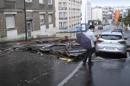 Las calles terminaron llenas de escombros en Brest, Francia