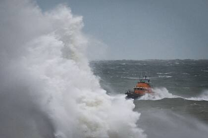 El bote salvavidas de Newhaven navega entre las olas mientras regresa al puerto, en Newhaven, sur de Inglaterra