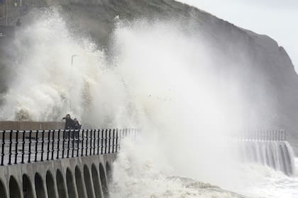 La gente trata de ponerse a salvo en Folkestone, Inglaterra, al paso de la tormenta Ciaran 