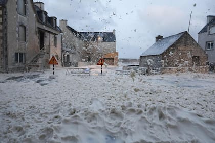 El mar se metió en las calles de Penmarch, Francia
