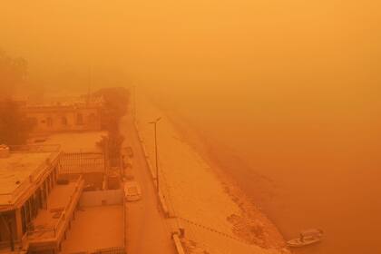 una vista de la orilla del río Tigris en la capital de Irak, Bagdad, en medio de una fuerte tormenta de arena