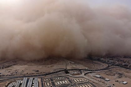 Tormenta de polvo masiva que avanza hacia la ciudad de Kuwait sobre el campus de la Universidad de Kuwait. 
Las tormentas de arena y polvo son peligros meteorológicos comunes en regiones áridas y semiáridas. Por lo general, son causadas por tormentas eléctricas o fuertes gradientes de presión asociados con los ciclones que aumentan la velocidad del viento en un área amplia. Estos vientos fuertes levantan grandes cantidades de arena y polvo de suelos desnudos y secos a la atmósfera, transportándolos a cientos o miles de kilómetros de distancia.