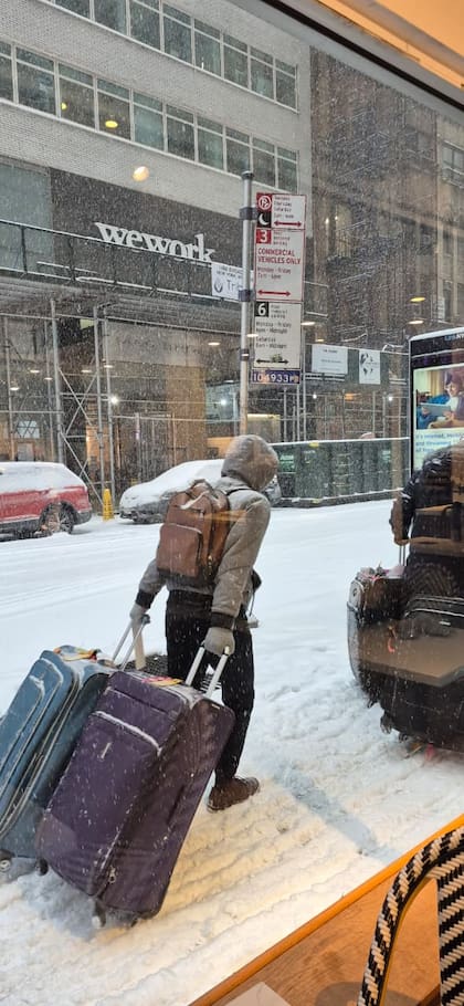 Tormenta invernal en Nueva York; turistas intentan salir de la ciudad en medio de la fuerte nevada (Foto Juan Simo)