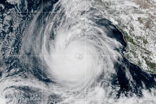 Tormenta Jerry avanza en el Atlántico mientras Priscilla se debilita cerca de Baja California