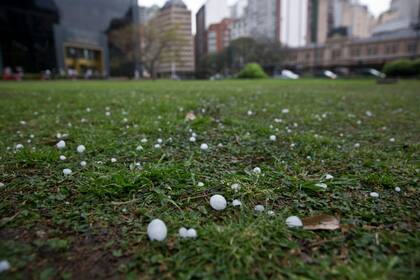 Granizo en la zona de Retiro con tormentas fuertes y ráfagas de viento