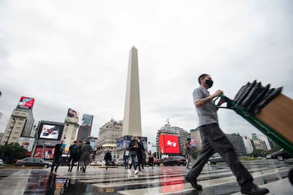 Buenos Aires, Argentina Mayo 03: Tormentas y lluvia en el Microcentro de la Ciudad de Buenos Aires. Manuel Cortina