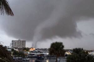 Un tornado tocó tierra en Florida: ocasionó cortes de electricidad e hizo volar botes en un muelle