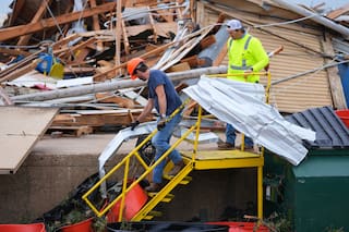 Tornado en Texas deja cinco heridos, edificios derrumbados y casas sin techo