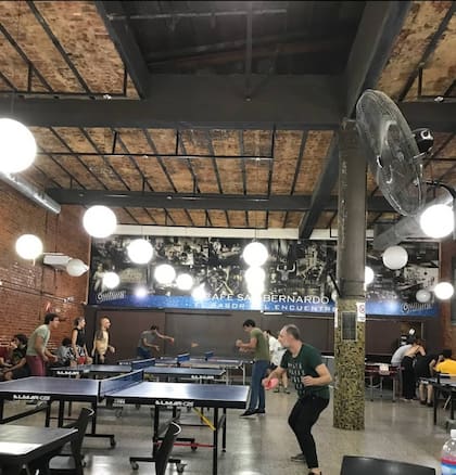 Torneos, muestras y cultura popular. Del ping piong a la ilustración, el Café San Bernardo mantiene viva la creatividad y el espíritu lúdico.