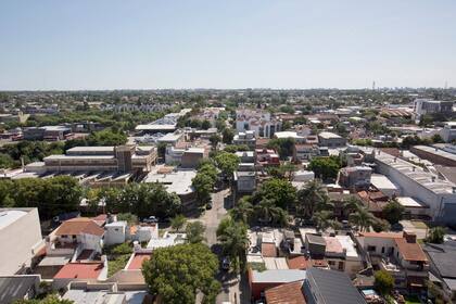 Está oculta entre chalecitos y fábricas de Villa Adelina, pasa inadvertida y no es fácil encontrarla