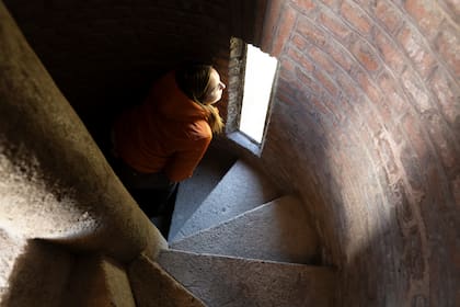 La estrecha escalera caracol en el corazón de la torre.