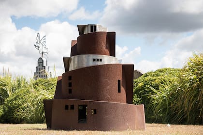 “Torre de Babel”, en acero inoxidable y hierro, de Mario Gurfein. Fue la primera escultura en Cerro Timbó.