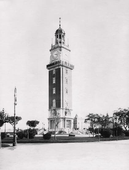 "Torre de los Ingleses". Proyectada por el Arq Ambrose Macdonald Poynter y construida por Gardom y Hopkins. Fue el regalo que la Comunidad Británica le hizo a la Argentina en el Centenario.