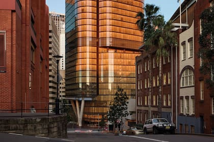 Torre de Madera. Se presenta como una obra cálida que se diferencia con su entorno opaco y gris.