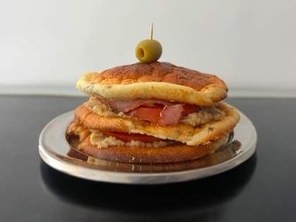 Torre de pan nube con lomito y tomate