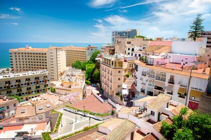 Torremolinos es conocida por sus playas de arena como El Bajondillo y La Carihuela.