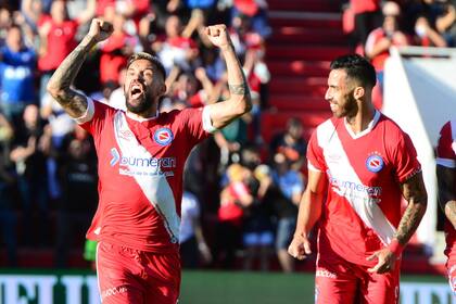 Torrén celebra su gol a Unión, con el que estableció el 1 a 0 parcial para Argentinos