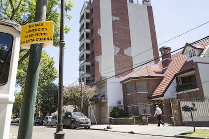 Torres de viviendas y locales gastronómicos marcan el ritmo cotidiano en Las Lomitas; los vecinos rechazan los cambios