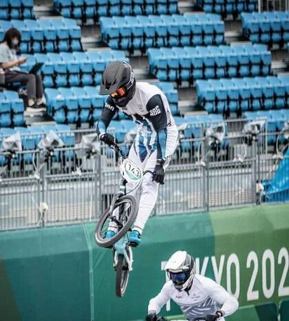 Torres despliega su técnica en Tokio.