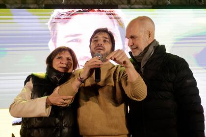 Torres en 2023 cuando anunció su victoria como gobernador junto a Horacio Rodríguez Larreta y Patricia Bullrich.