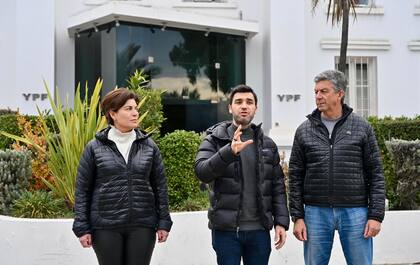 Torres, junto a Gustavo Menna (vicegobernador) y Ana Clara Romero (diputada), anticipó que solicitará el levantamiento del embargo dispuesto por Preska sobre las acciones distribuidas a las jurisdicciones productoras de hidrocarburos.