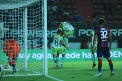 Torrico busca la pelota mientras los jugadores de Defensa y Justicia festeja el gol de Rotondi